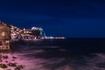Vista notturna del borgo di Chianalea a Scilla, provincia di Reggio Calabria IT	