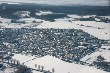 Fototapeta na wymiar vue aérienne de la ville d'Ecquevilly sous la neige dans les Yvelines en France
