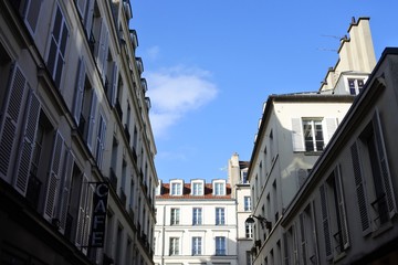 Fototapeta na wymiar the sky around buildings in Paris