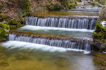 Stufen Wasserfall im Wald