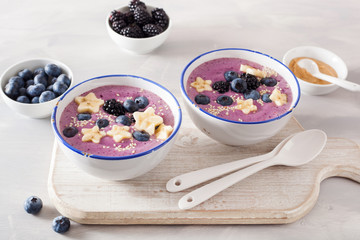 healthy berry smoothie bowl with banana and sesame seed