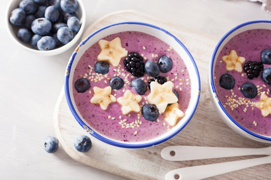 healthy berry smoothie bowl with banana and sesame seed