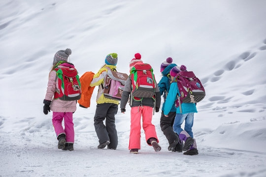 Sch&uuml;lerinnen im Schnee