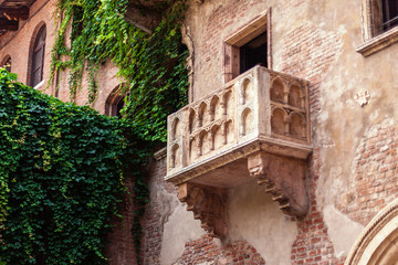 Fototapeta na wymiar VERONA, ITALY - June 25, 2017: Romeo and Juliet Balcony and patio in Verona, Italy. Famous history Shakespeare house .
