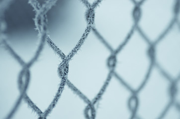 Naklejka premium Mrozem malowane elementy metalowego płotu. 