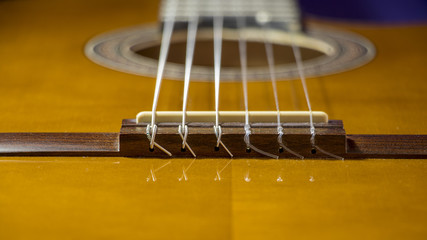 Fototapeta premium Colorido retrato del puente y las cuerdas de una guitarra acústica para fondo de temas musicales