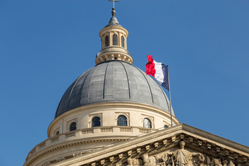 Fototapeta na wymiar Top of the facade of the pantheon in Paris
