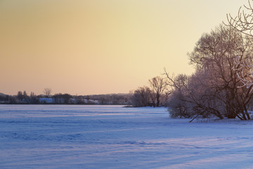 Fototapeta na wymiar Sunny winter morning by the lake