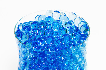 Blaue Wasserperlen in einem Weinkelch
