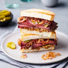 Fototapeten Roast beef sandwich on a plate with pickles. © annapustynnikova