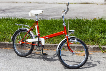 Vintage classic 70s red folding bicycle bike in perfect condition © photoflorenzo