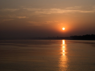 イラワジ川の朝日