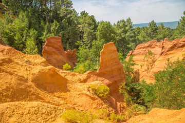 Ockerfelsen und Ockerlehrpfad in Roussillon Vaucluse, Südfrankreich
