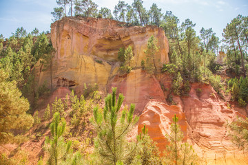 Ockerfelsen und Ockerlehrpfad in Roussillon Vaucluse, S&uuml;dfrankreich