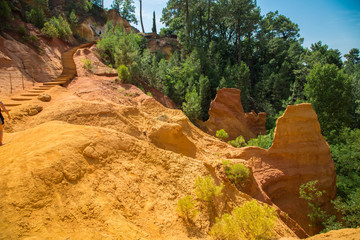 Ockerfelsen und Ockerlehrpfad in Roussillon Vaucluse, Südfrankreich