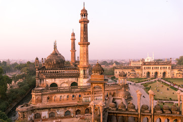 Obraz premium domed roof and towers of Asfi mosque shot at sunset from the rooftop of bara imambara in lucknow uttar pradesh india. This marvel of mughal architecture is a famous tourist destination