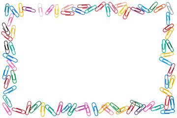 Fototapeta na wymiar Farbenfroher Rahmen aus durcheinander liegenden Büroklammern auf weißem Hintergrund