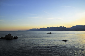 G&uuml;nbatımında dağlarla birlikte eski bir kalyon sil&uuml;eti