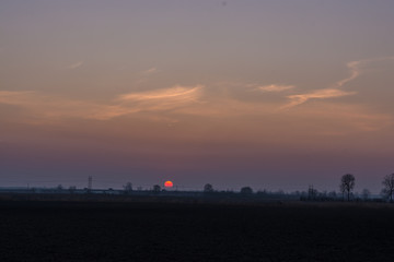 Fototapeta premium zimowy zachód słońca, krajobraz, niebieskie i rózowe chmury, zmrok
