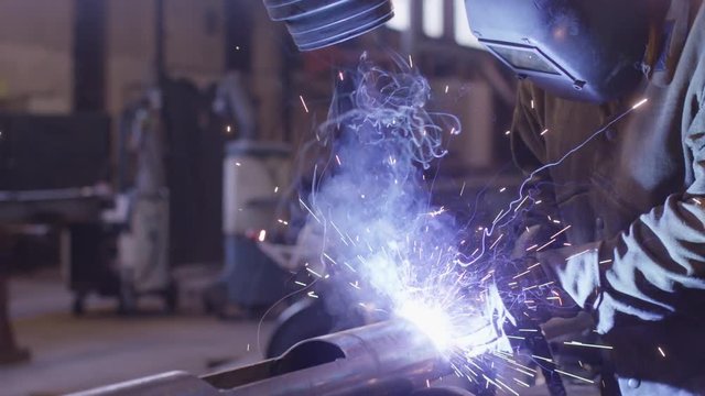 Industrie Schwei&szlig;er schwei&szlig;t ein Stahlrohr zusammen 4K PRORES Footage