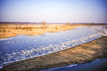 Fluss mit Eischollen im Sonnenschein