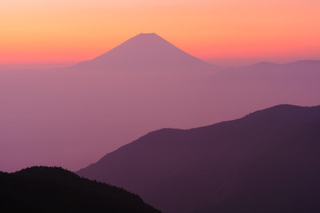 夜明けの富士山