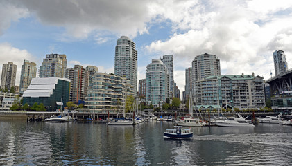 Fototapeta na wymiar Skyline Vancouver von grandville island aus