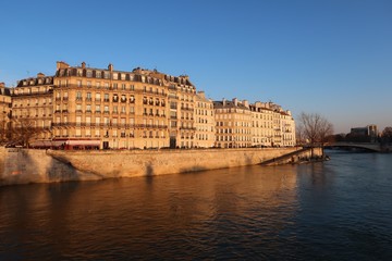 Paris, façades d'immeubles haussmanniens sur l'île Saint-Louis, au bord de la Seine (France)