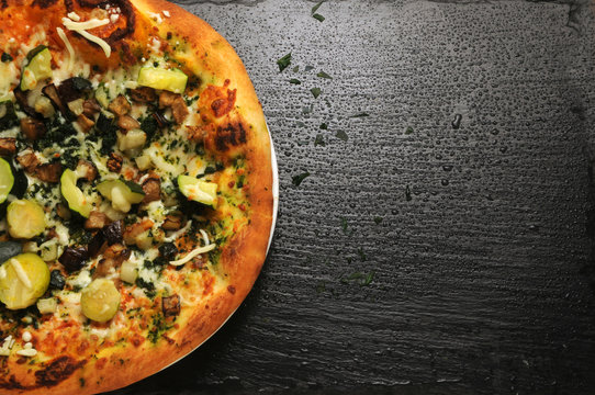 Pizza ortolana mit gemüse with vegetables alle verdure 野菜入りピザ البيتزا مع الخضار