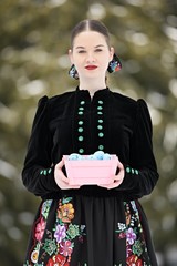 Belle femme avec oeufs de Pâques