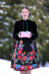 Belle femme avec oeufs de Pâques