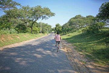 Obraz premium Young female backpacker explores the back roads of Bagan, Burma
