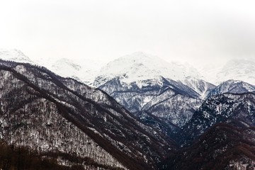 paesaggio montagne neve inverno 