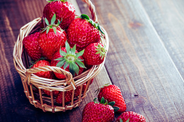 カゴに入ったたくさんの苺