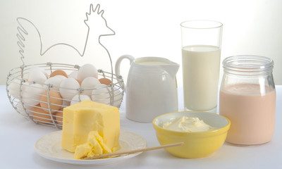 Manteiga ovos e queijo mesa com laticínios