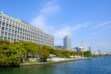 Fototapeta na wymiar 大阪堂島の川とビル