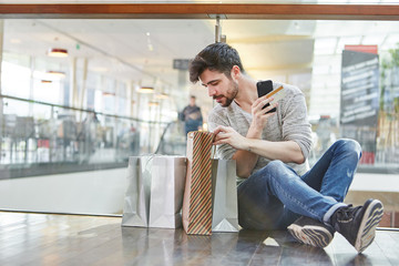 online Shopping mit Kreditkarte und Smartphone