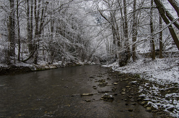 rzeka zimą 