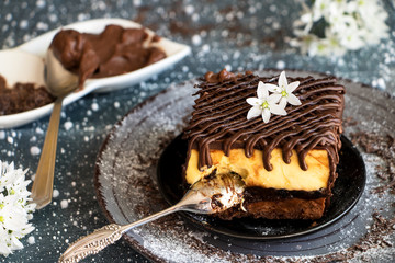 leckere gefüllte Schokoladentorte mit weißen Blüten