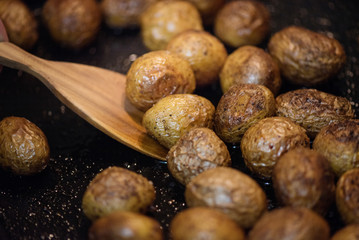 Preparation of baked potatoes in the oven