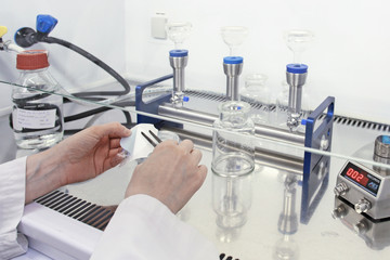 Laborantine réalisation un prélèvement de micro biologie dans un laboratoire de recherche. Science et technologie.