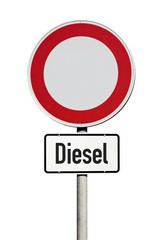 Verkehrsschild Fahrverbot für Dieselfahrzeuge isoliert auf weißem Hintergrund