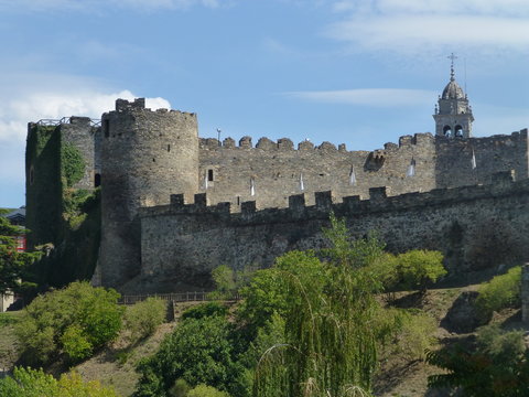 Castillo de Ponferrada, ciudad de España, capital de la comarca del Bierzo de la Provincia de León, comunidad autónoma de Castilla y León. Está situada en la confluencia de los ríos Sil y Boeza