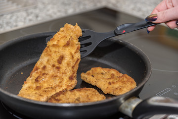 Wiener Schnitzel wird gebraten