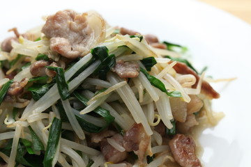 豚肉ともやし・ニラの炒め物