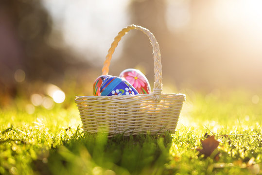Osterkorb mit bunten Ostereiern in der Natur
