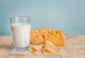 Crédence de cuisine en verre imprimé Produits laitiers Glass of milk and cheese on table. Fresh dairy products