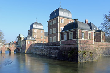 Fototapeta na wymiar Wasserschloss mit Gräfte von Ahaus