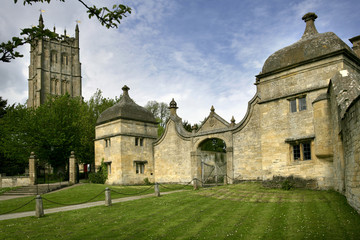 Fototapeta na wymiar England, Gloucestershire, Cotswolds, Chipping Campden, Gate houses and church