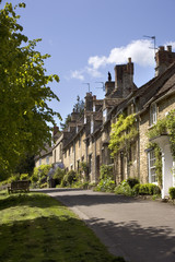 Fototapeta premium England, Oxfordshire, Cotswolds, Burford, street scene